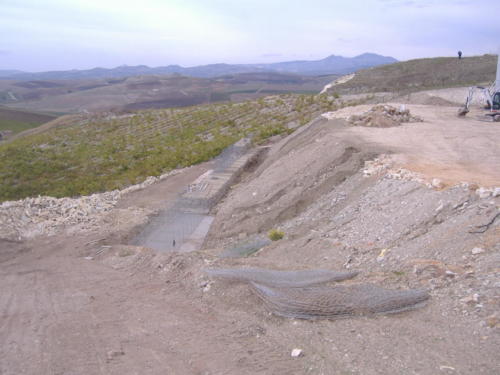 muro di contenimento  con gabbioni metallici